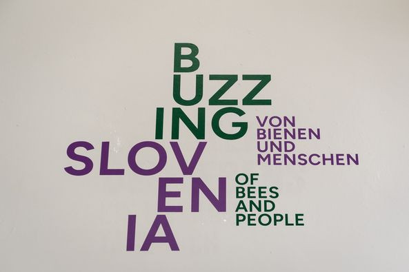Ausstellungsplakat "Buzzing Slovenia: Von Bienen und Menschen".