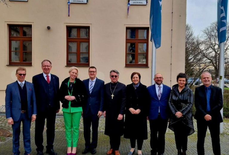 Urška Klakočar Zupančič, Präsidentin der Nationalversammlung, bei der Enthüllung von Denkmälern in Wittenberg 