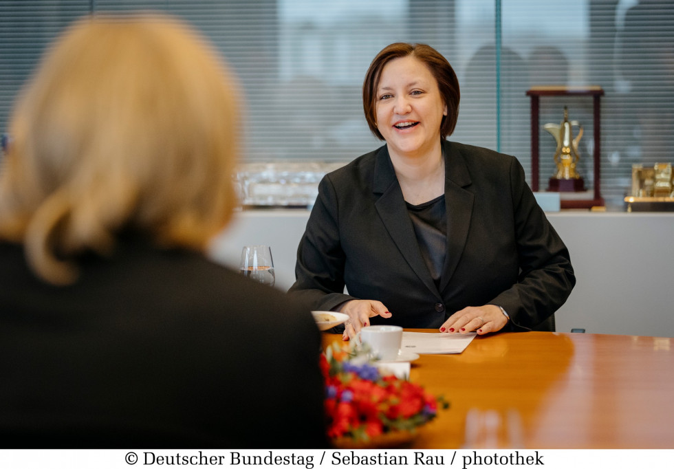 Sloweniens Botschafterin Polak Petrič und die Präsidentin des Deutschen Bundestages, Bärbel Bas