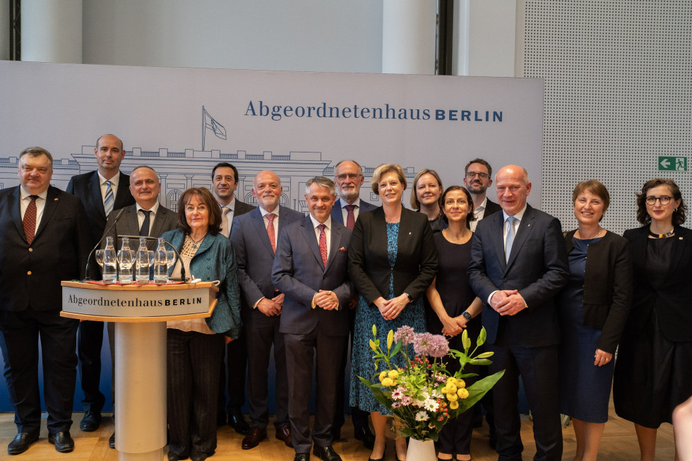 Skupinska fotografija "Better Together" v čast obeležitve 20. obletnice članstva v Evropski uniji. Dogodek je bil organiziran pod vodstvom Evropske akademije Berlin na povabilo predsednice berlinskega parlamenta Cornelie Seibeld in berlinskega župana Kaia