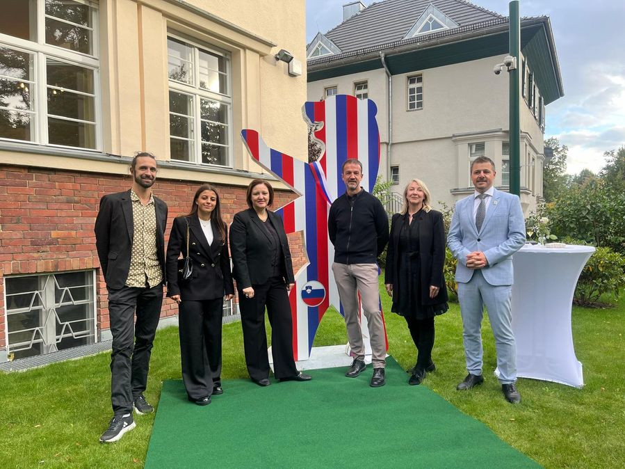 1. Von links nach rechts: Michael Jopp, Leiter der Projektgruppe des Berliner Senats für die UEFA EURO 2024, slowenische Fußballspielerin Korina Lara Janež, Botschafterin Dr. Ana Polak Petrič, Fredi Bobič, Leiterin von SKICA Berlin Saša Šavel Burkart und
