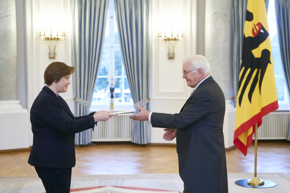Veleposlanica dr. Polak Petrič (D) predaja poverilno pismo predsedniku dr. Steinmeierju (L), v ozadju okno z zavesami.