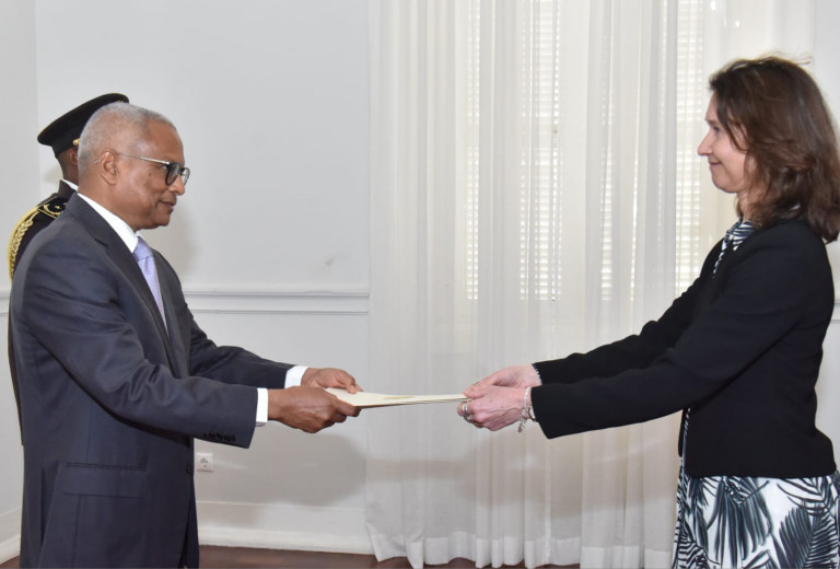 Ambassador Barbara Sušnik presents her credentials to the president of Cape Verde