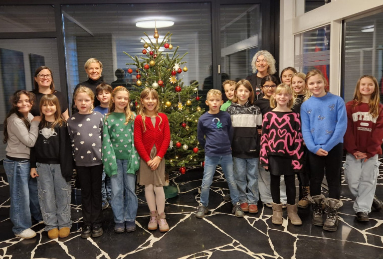 Učenci popoldanskega varstva Mohorjeve ljudske šole iz Celovca tudi letos okrasili božično drevo