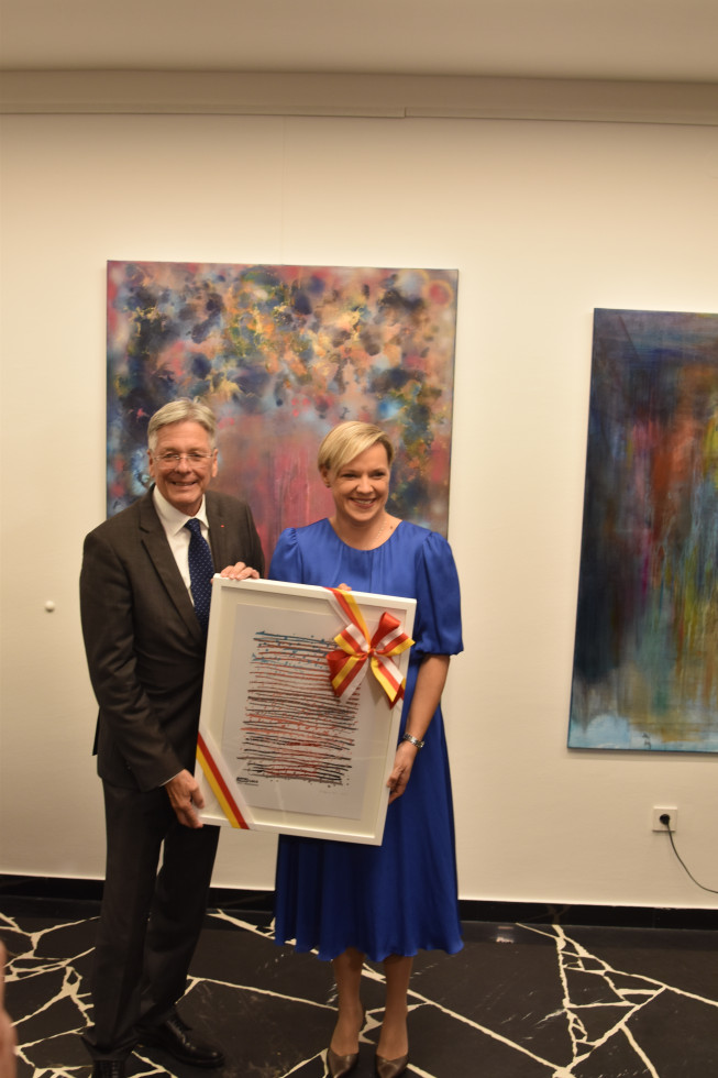 Podelitev umetniškega dela s strani deželnega glavarja Koroške dr. Petra Kaiserja generalni konzulki Maji Balant Slobodjanac