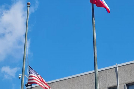Dvig slovenske in ameriške zastave pred mestno hišo