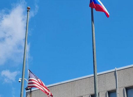Dvig slovenske in ameriške zastave pred mestno hišo