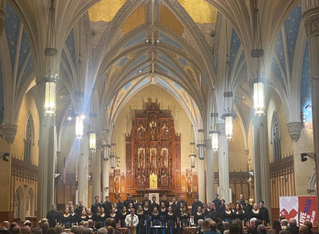 Notranjost katedrale med koncertom zbora Megaron