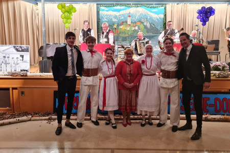 Consul General Alenka Jerak with the organizers and dancers
