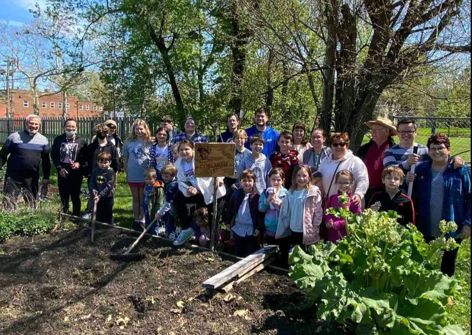 Slovenian school planting pollinator-friendly plants