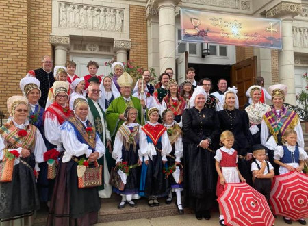 Župnik Retar in škof Malešič z udeleženci slovesnosti v narodnih nošah