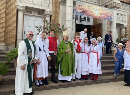 Župnik Retar (levo) in škof Malešič s plesalci folklorne skupine Kres