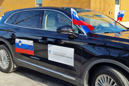 Vozilo Generalnega konzulata v paradi
