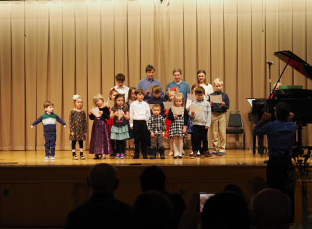 Children from the SLovenian school performing