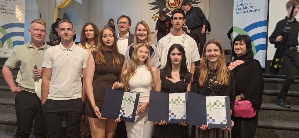 Skupinska fotografija slovenskih učencev in dijakov