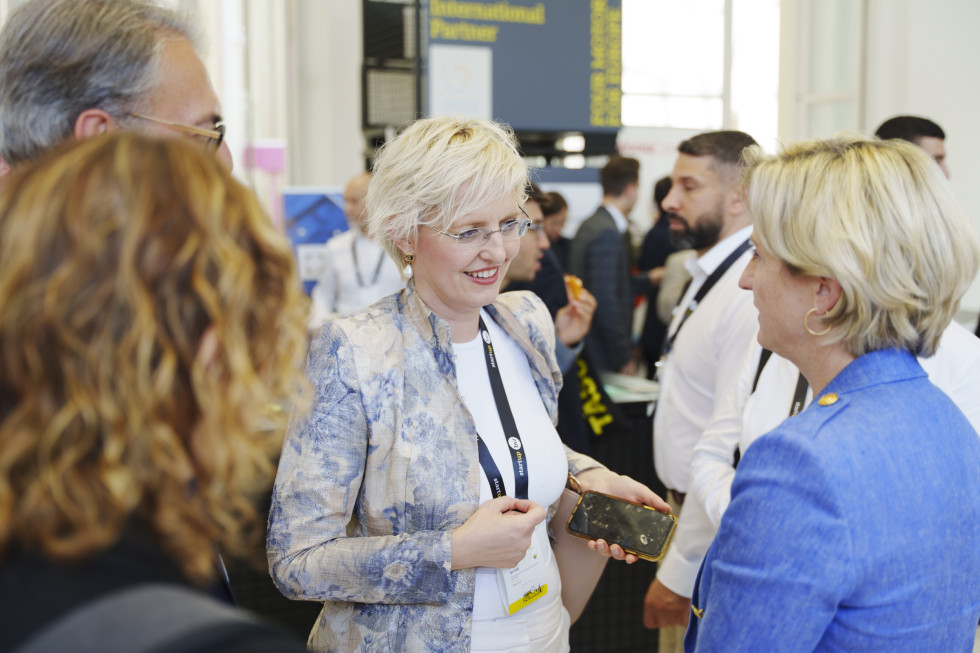 GK Maša Šiftar v pogovoru z dr. Nicole Hoffmeister-Kraut, ministrico za gospodarstvo, delo in turizem v Baden-Württembergu.