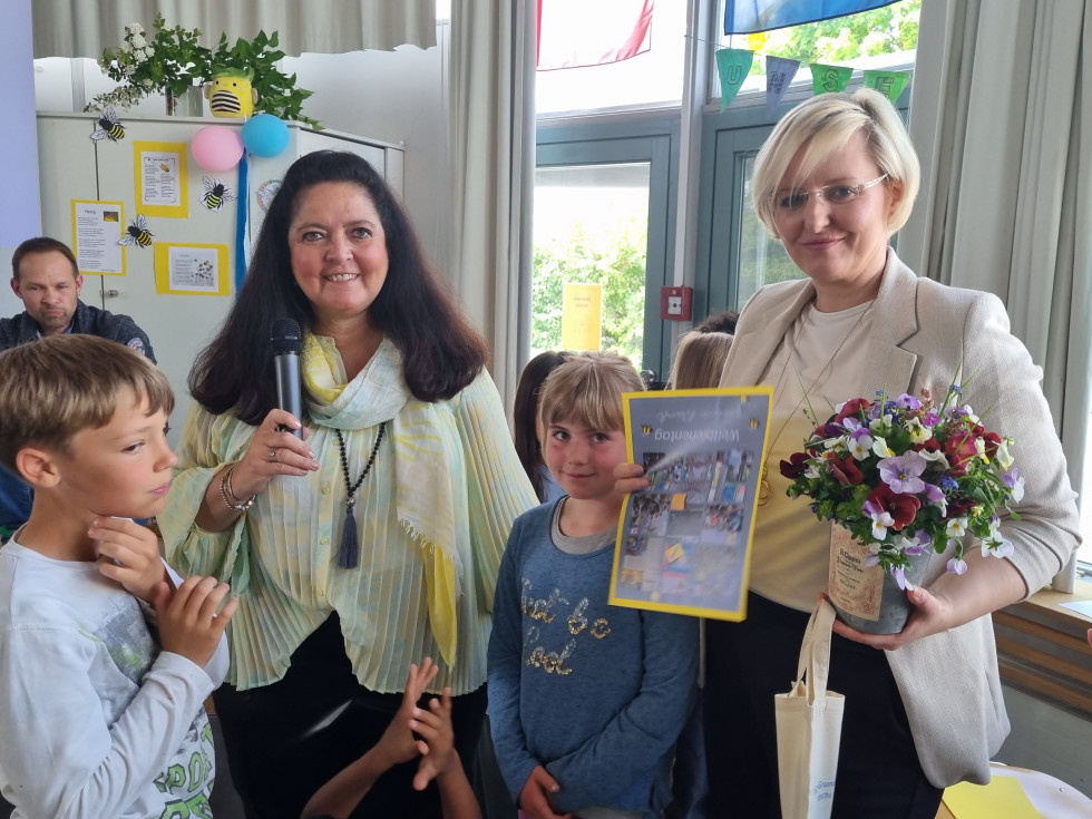 Ravateljica Sabine Neubauer in generalna konzulka Maša Šiftar. 