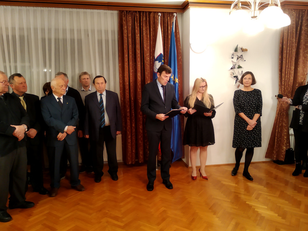 Slavnostni govornik sprejema minister za vzgojo in izobraževanje dr. Vinko Logaj
