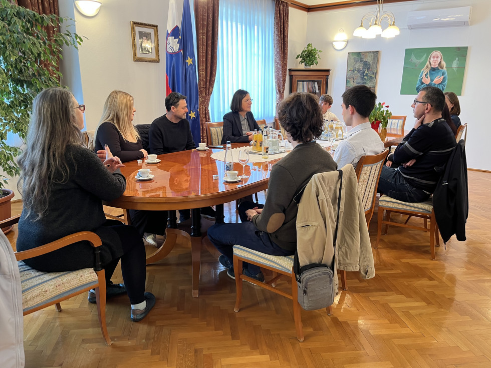 Profesorji in študenti slovenščine sombotelske univerze ELTE-SEK na generalnem konzulatu