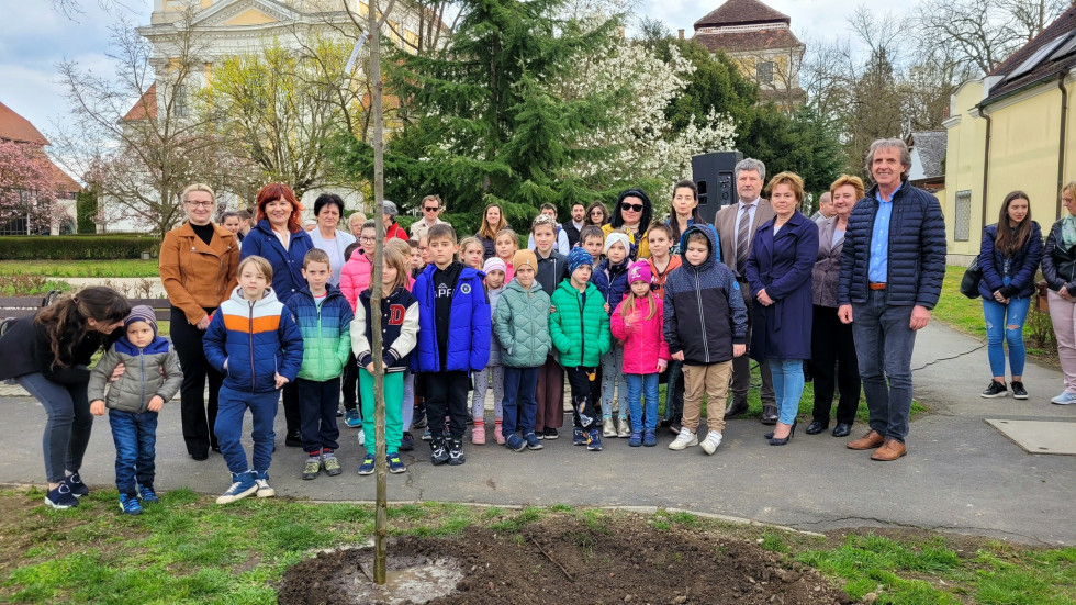 Udeleženci sajenja medovitega drevesa - lipe