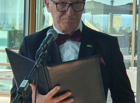 Veleposlanik z med govorom z mapo v roki