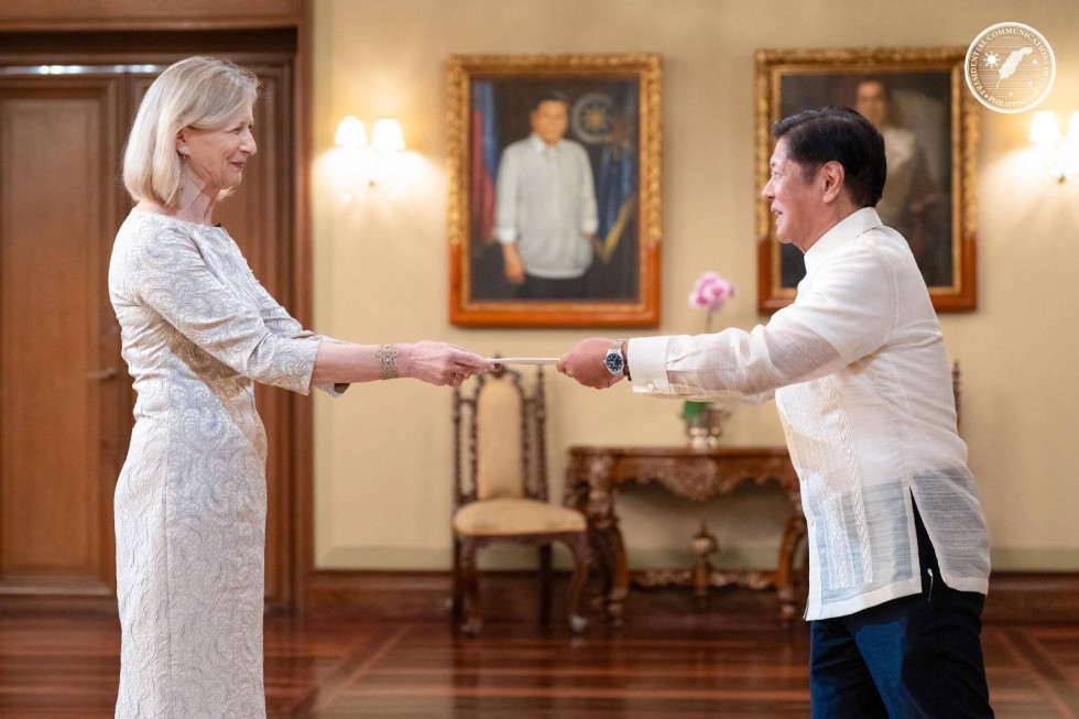 Ambassador Knez presenting letters of credentials to President Marcos Jr. 