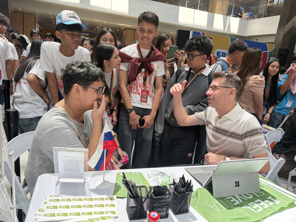 Embassy staff proving quick Slovene language courses to enthusiastic participants of Speak Dating 2026