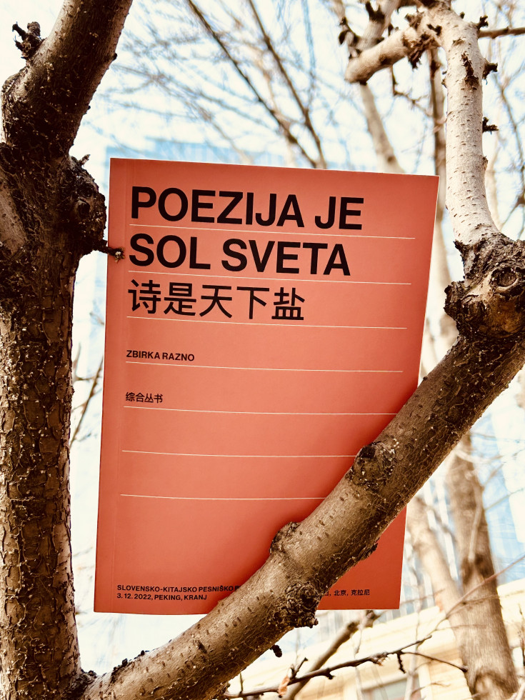 Fotografija knjižice zbirke Veleposlaništva v Pekingu Razno "Poezija je sol sveta"