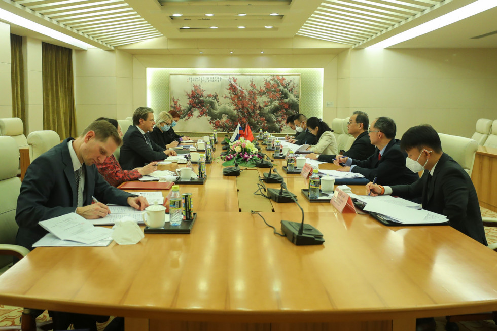 Pogovori državnega sekretarja Žbogarja z namestnikom zunanjega ministra Deng Lijem