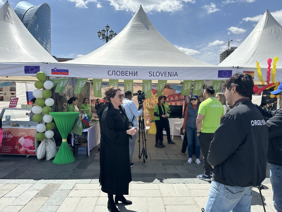 Veleposlanica Alenka Suhadolnik daje komentar  vezano na slovensko udeležbo na dnevu Evrope v Ulan Batorju mongolskim  medijem.