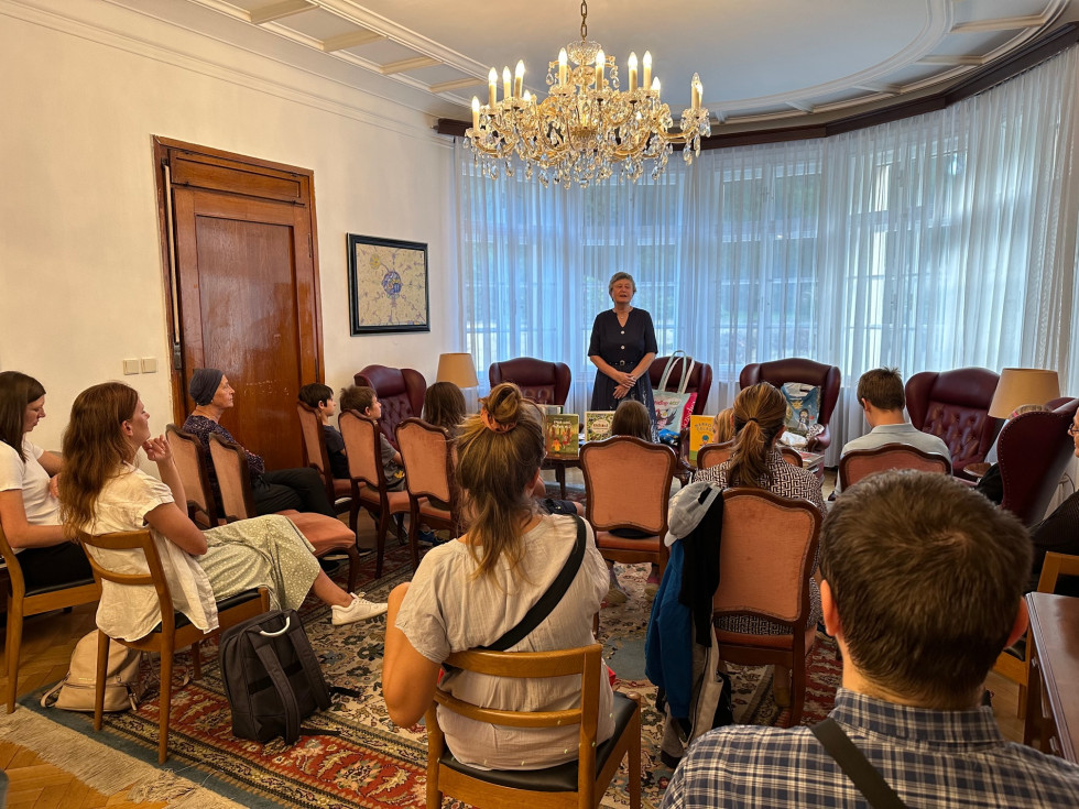 Na veleposlaništvu Barbara Hanuš otrokom v Pragi predstavlja zanimivosti slovenskega jezika