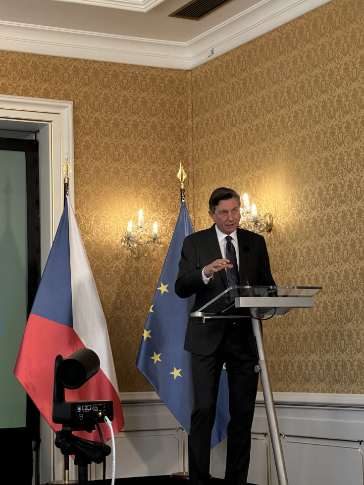 Pahor za govorniškim pultom