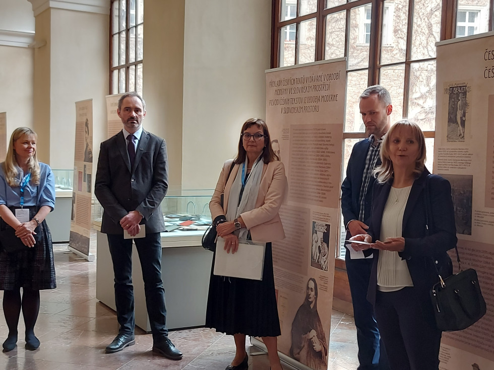 Nagovor veleposlanice Strniša ob odprtju razstave z naslovom Slovenska literarna moderna v češkem okolju