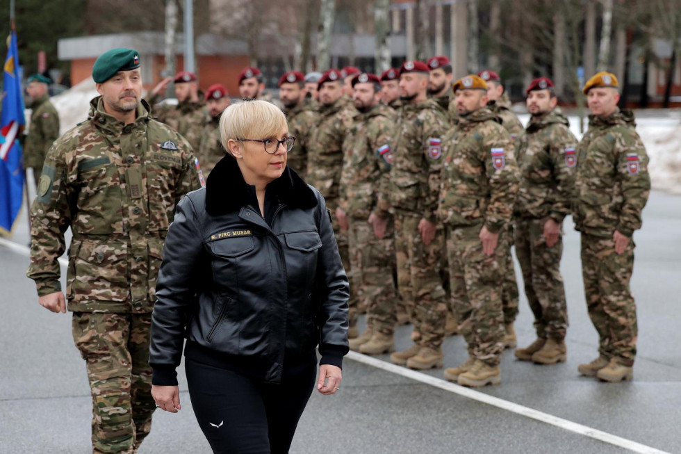 predsednica Republike Slovenije pregleduje postroj slovenskih vojakov 