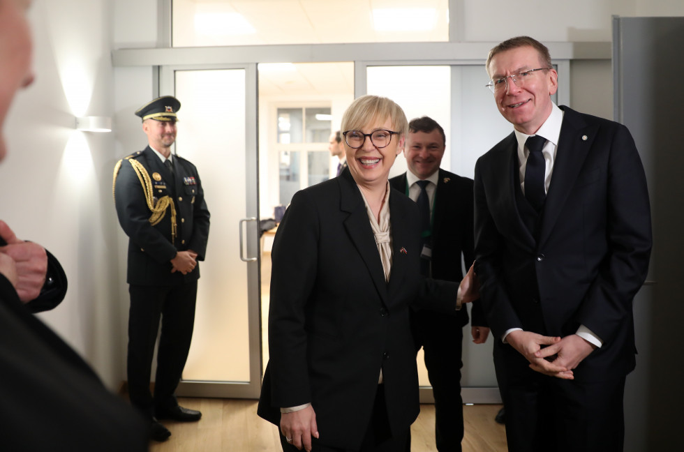 predsednica Pirc Musar in predsednik Rinkevičs pred vhodom v veleposlaništvo RS v Rigi