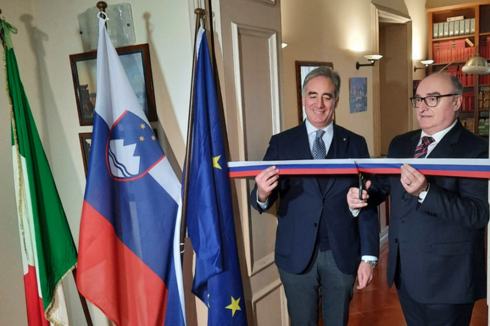 Častni konzul Fronzoni in veleposlanik Slovenije v Italiji Longar režeta trak