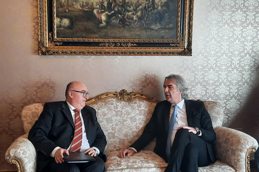 Veleposlanik Longar in prefekt Valiante