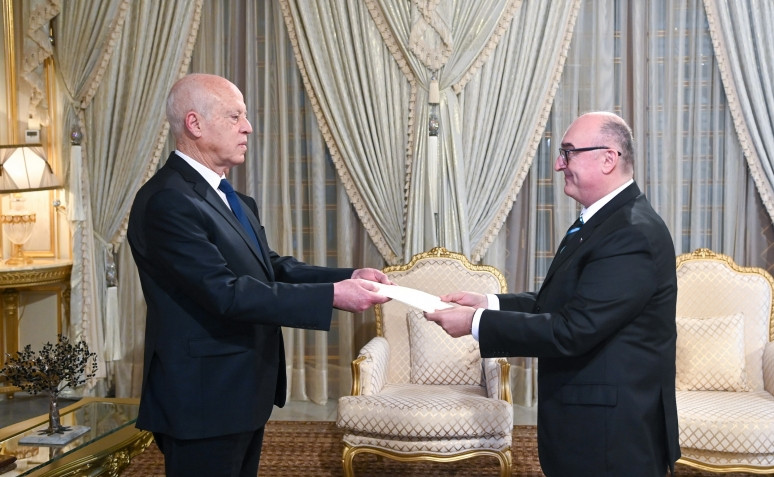 Veleposlanik Longar predaja kuverto v roke tunizijskega predsednika