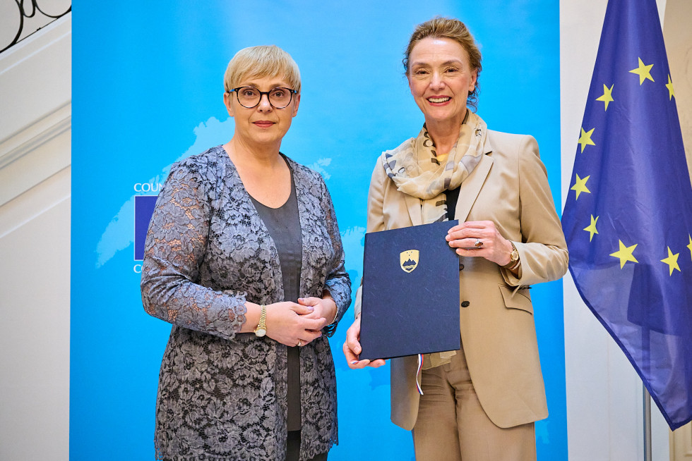 Predsednica dr. Nataša Pirc Musar z generalno sekretarko Sveta Evrope Marijo Pejčinović Burić, ki drži listino o ratifikaciji po predaji.