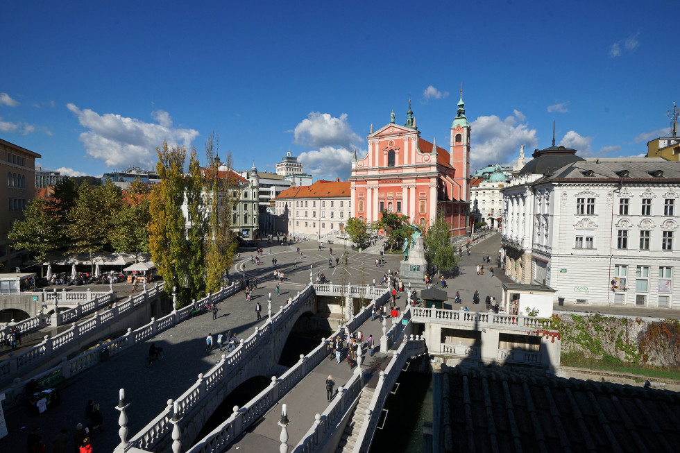 Oddaljen pogled iz zraka na Prešernov trg in Tromostovje ter frančiščansko cerkev in spomenik Franceta Prešerna