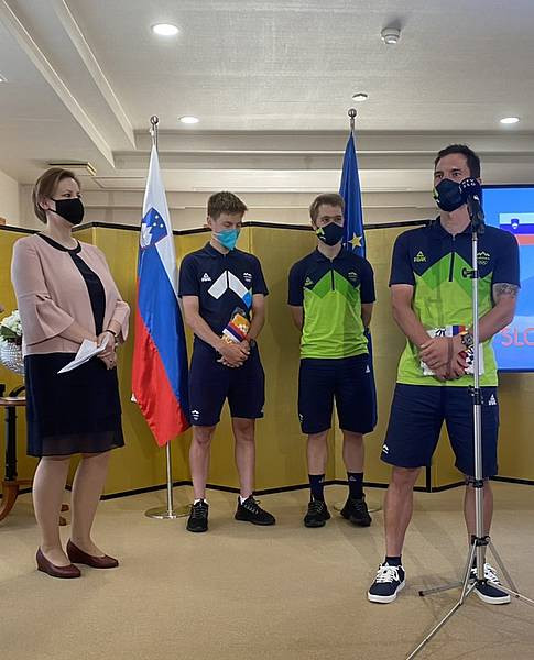 Ambassador Dr. Polak Petrič greets the cyclists