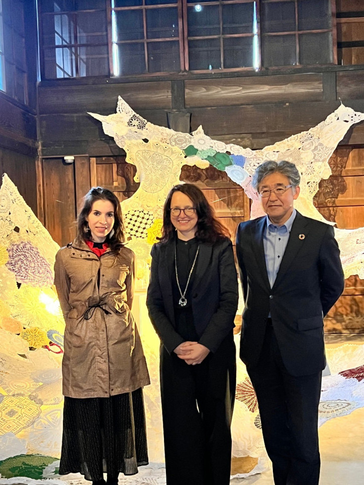 Začasna odpravnica poslov Tina Vodnik, umetnica Eva Petrič in predsednik bienala ter župan mesta Omihachiman Osamu Konishi