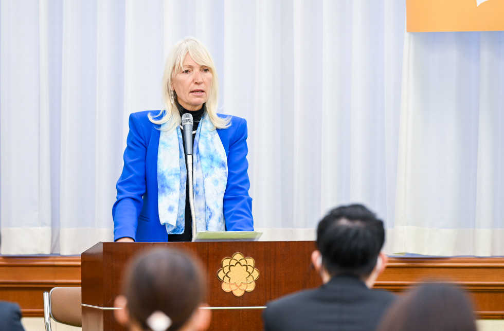 Predavanje veleposlanice Jamnišek na Forumu mladih v Tokiu