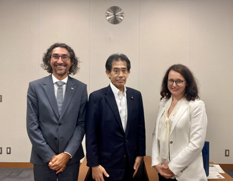 The representatives of the Embassy took a commemorative photo with H.E. Mr. Ichiro Aisawa