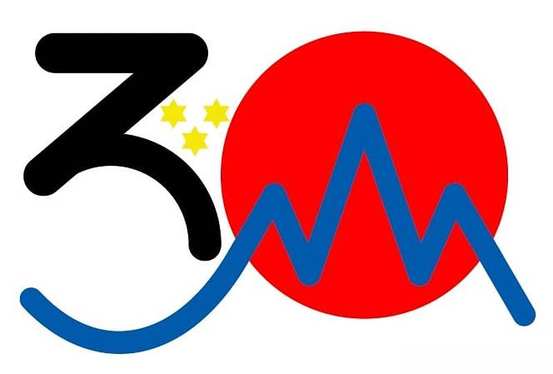 Izbrani logo vsebuje številko 30, ki je sestavljena iz rdečega sonca japonske zastave in Triglava