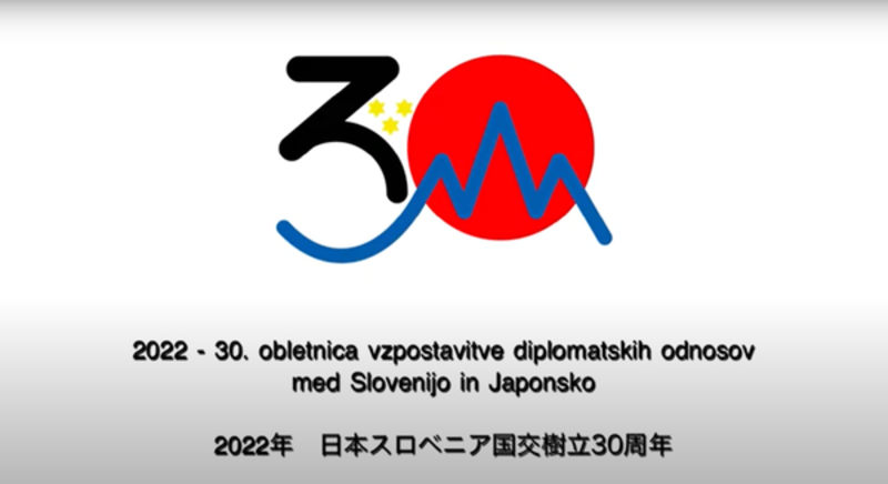 Logo vsebuje številko 30, v katero sta simbolično zarisana oblika Triglava in rdeče sonce japonske zastave