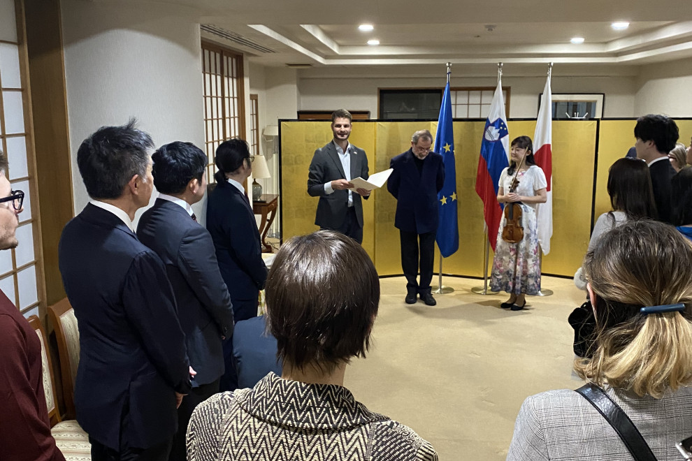 Udeleženci in organizatorji se zberejo pred pričetkom dogodka