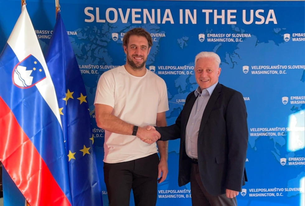 rokovanje pred zastavama