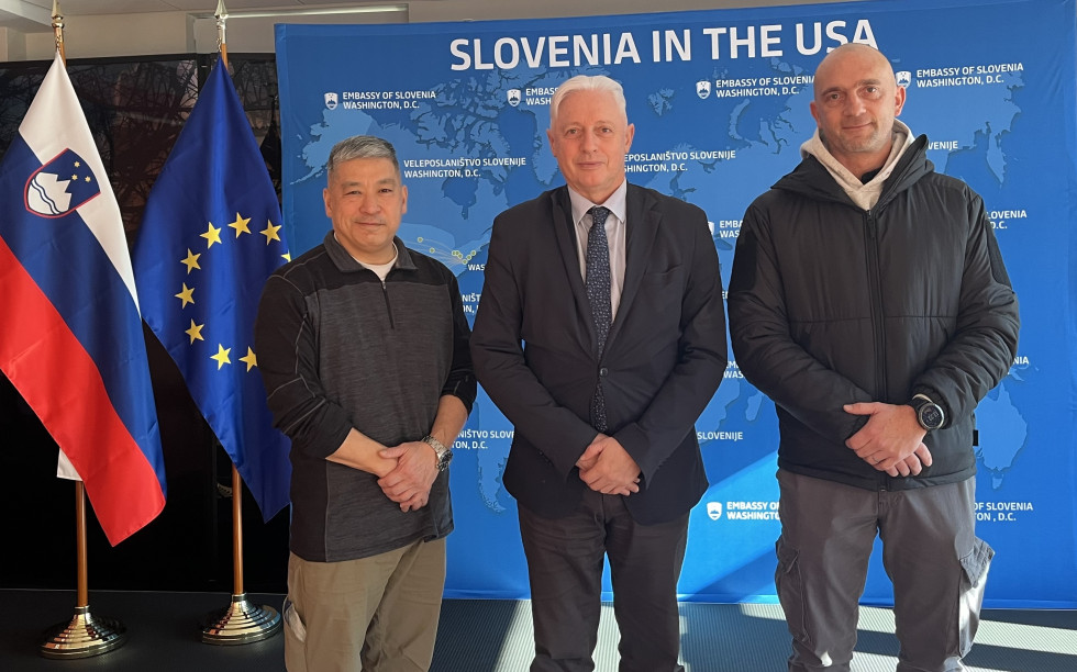 skupinska slika pri zastavah