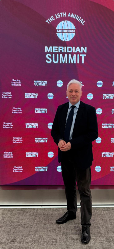 moški se fotografira